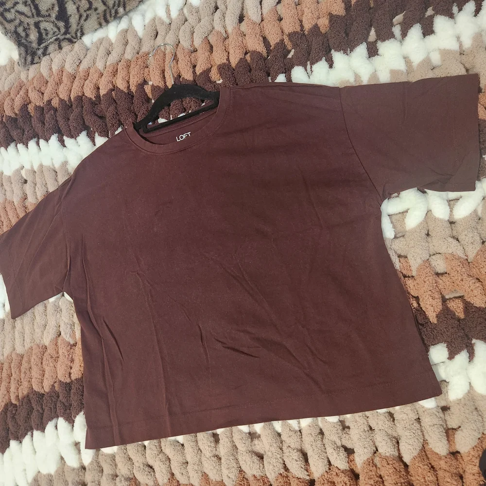 LOFT Women's Maroon Short Sleeve Tee - Picture 4 of 7